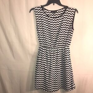 Forever 21 Sleeveless Black and White Dress Size Medium